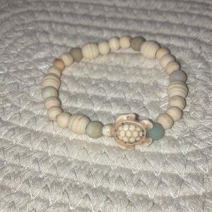One turtle bracelet with wooden beads